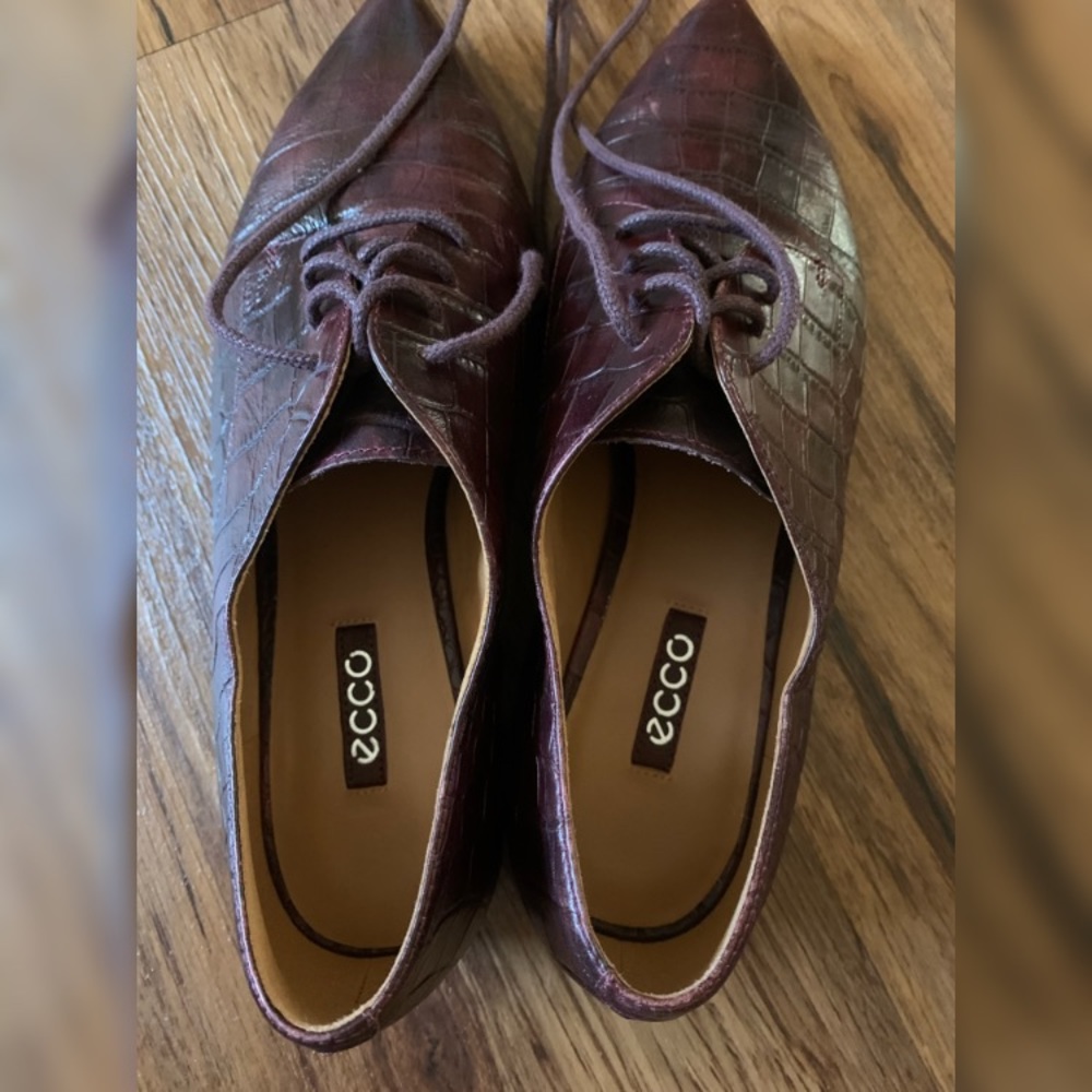 Ecco burgundy pointed toe oxfords